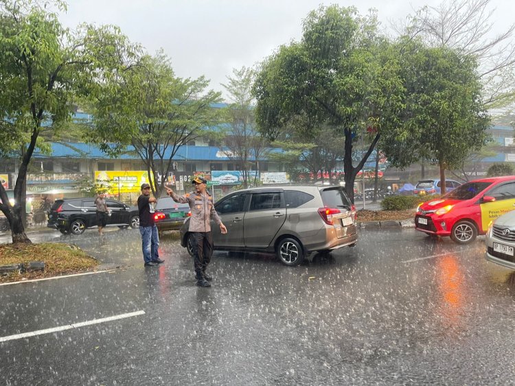 Kapolsek Lubuk Baja Turun Langsung, Polisi Bantu Warga Saat Banjir di Jalan Raya Winsor Batam