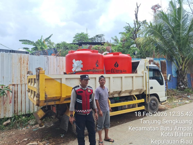 Polsek Batu Ampar Laksanakan Pengamanan Hari Ke-27 Pendistribusian Air Bersih Bagi Masyarakat Terdampak Gangguan Air