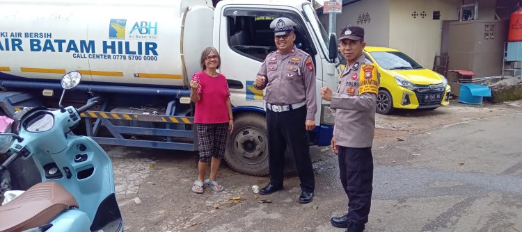 Polsek Batu Ampar Kawal Ketat Distribusi Air Bersih Hari Ke-28 di Tanjung Sengkuang dan Batu Merah