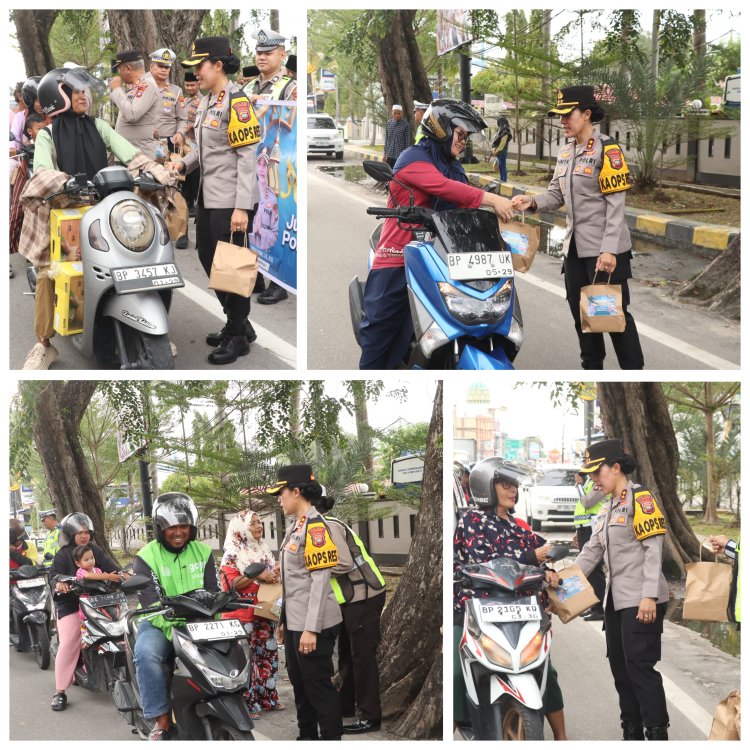 Polres Karimun Bagikan Takjil kepada Masyarakat di Bulan Suci Ramadhan