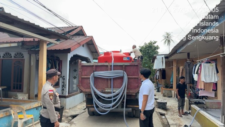 Polsek Batu Ampar Amankan Pendistribusian Air Bersih Hari Ke-30 di Tanjung Sengkuang
