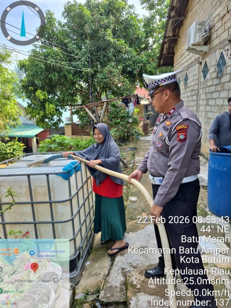 Distribusi Air Bersih Hari Ke-31 di Batu Ampar Berlangsung Tertib Berkat Pengamanan Polri