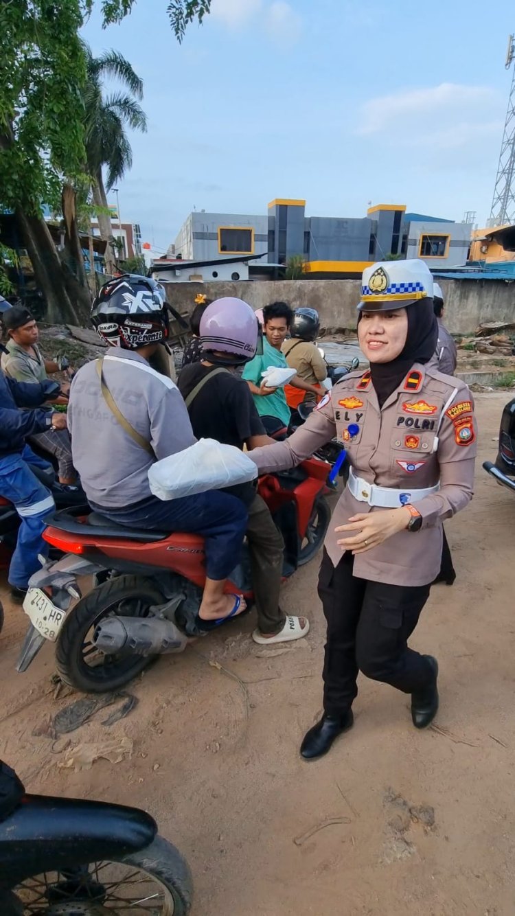 Satlantas Polresta Barelang Tebar Berkah Ramadan, 150 Nasi Box Ludes Dibagikan di Batu Ampar