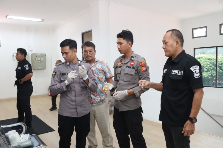 Kapolresta Barelang Pimpin Pemeriksaan Urine dan Berikan Arahan Disiplin kepada Seluruh Pejabat Utama