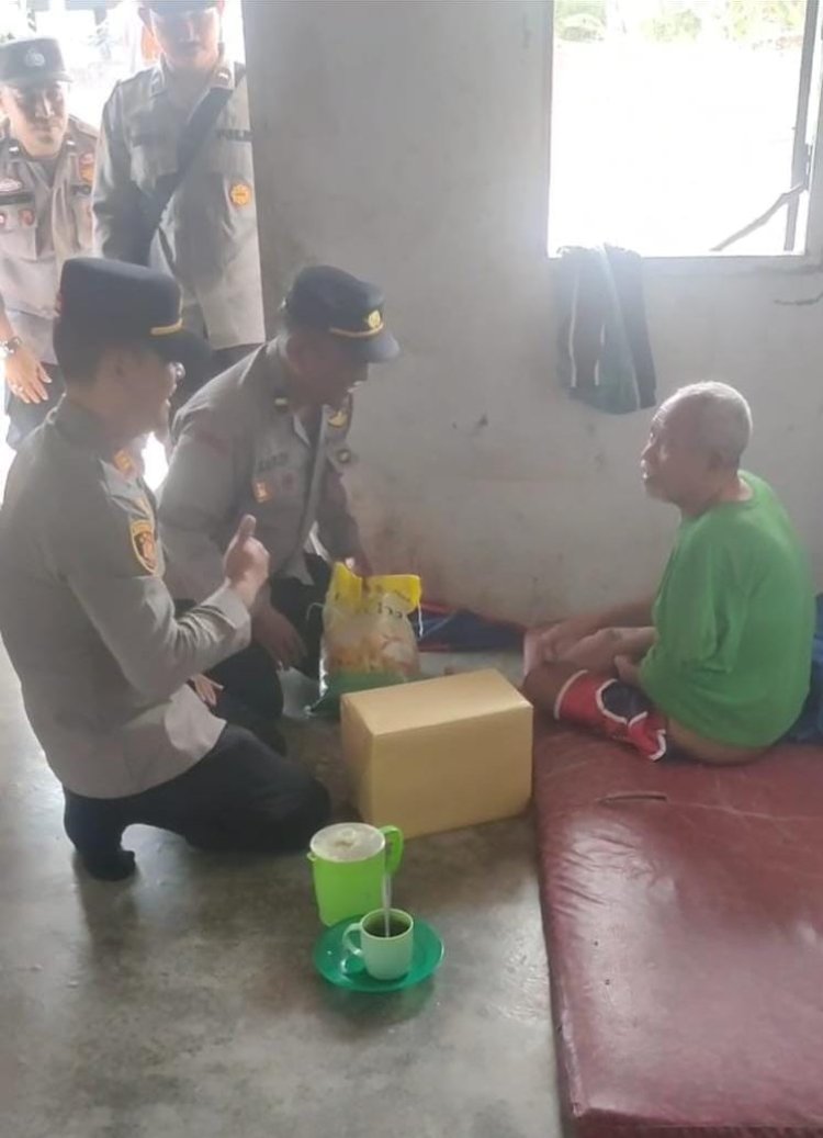 Polsek Meral Salurkan Bansos ke Warga Kurang Mampu di Kelurahan Sei Pasir