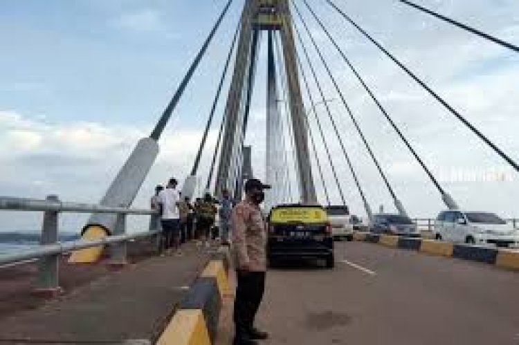 Satpol PP Batam Tertibkan PKL di Jembatan 1 Barelang Saat Ngabuburit