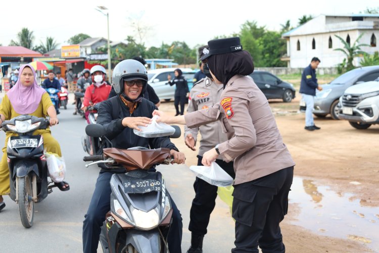 Polresta Barelang Bersama Wartawan Bagikan Nasi Kotak Kepada Masyarakat Di Batu Besar