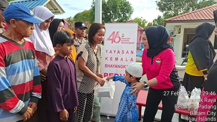 Bhayangkari Cabang Kota Barelang Gelar Aksi Sosial Ramadhan dengan Membagikan Takjil dan Sembako