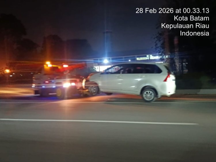 Personel Patroli Sat Samapta Polresta Barelang Gerak Cepat Tindak Lanjuti Laporan Call Center 110 Terkait Kecelakaan Tunggal di Jalan Sudirman