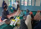 Senyum Ibu-Ibu Pengajian Surau Al-Hikmah Saat Terima Jumat Berkah Kapolres Lingga