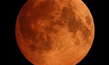 Fenomena Gerhana Bulan Total "Blood Moon" Hiasi Langit Indonesia Sore Ini