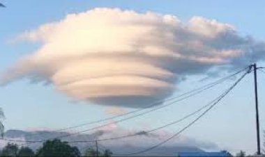 Heboh! Penampakan Awan Berbentuk Gasing di Langit Gunung Merapi
