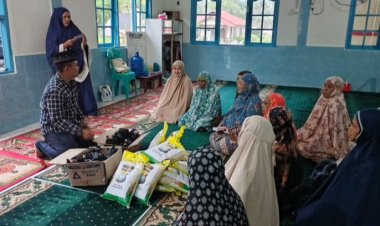 Senyum Ibu-Ibu Pengajian Surau Al-Hikmah Saat Terima Jumat Berkah Kapolres Lingga