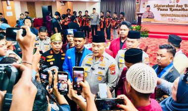 Panglima Tengah Dt. Hasbullah Dampingi Kapolda Saat Dialog dengan Awak Media di Batam