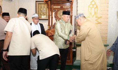 KAPOLDA KEPRI PIMPIN SHOLAT IDUL FITRI DAN GELAR HALAL BIHALAL, PERKUAT SILATURAHMI DAN KEPEDULIAN SOSIAL