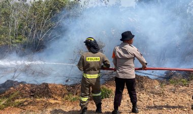RESPON CEPAT SAT BRIMOB POLDA KEPRI BERSAMA POLRESTA BARELANG TANGANI KEBAKARAN HUTAN DI KAWASAN PANTAI NIRWANA, BATAM