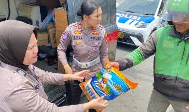 Polwan Polresta Barelang Tebar Kepedulian, Bagikan Sembako kepada Ojek Online di Batam Kota