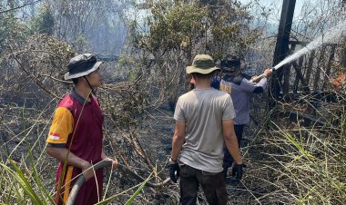 Sigap! Polsek Daik Lingga Bersama Tim Gabungan Padamkan Kebakaran Lahan di Panggak Darat