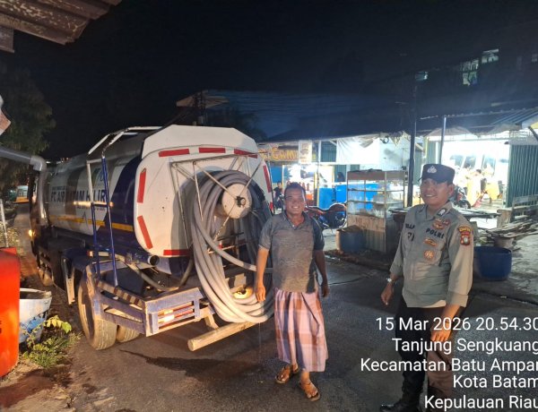 Polsek Batu Ampar Monitoring Pendistribusian Air Bersih Hari ke-52 Bagi Warga Terdampak Gangguan Air di Tanjung Sengkuang dan Batu Merah