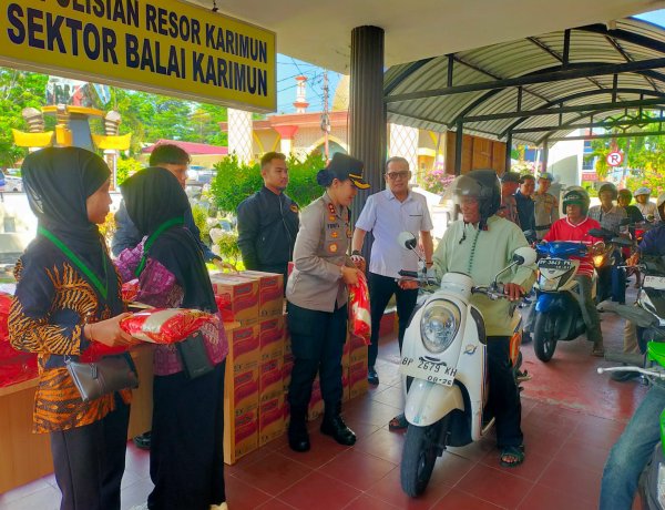 Polres Karimun Berbagi Sembako, Ringankan Beban Ojek dan Porter Pelabuhan