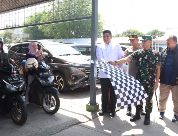 Wujudkan "Mudik Aman Keluarga Bahagia", Kapolres Bintan Bersama Bupati Bintan dan FKPD Cek Pos Pelayanan dan Bagikan Tiket Gratis