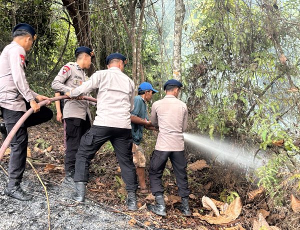 TIM KARHUTLA POLDA KEPRI LAKUKAN PEMADAMAN TERBAKARNYA LAHAN DI PANTAI NIRWANA DAN BUKIT DAENG