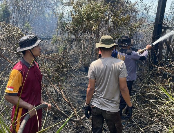 Sigap! Polsek Daik Lingga Bersama Tim Gabungan Padamkan Kebakaran Lahan di Panggak Darat