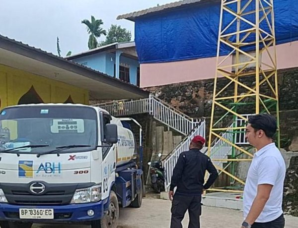 Hari Ke-66 Penyaluran Air Bersih, Polsek Batu Ampar Konsisten Bantu Warga Terdampak