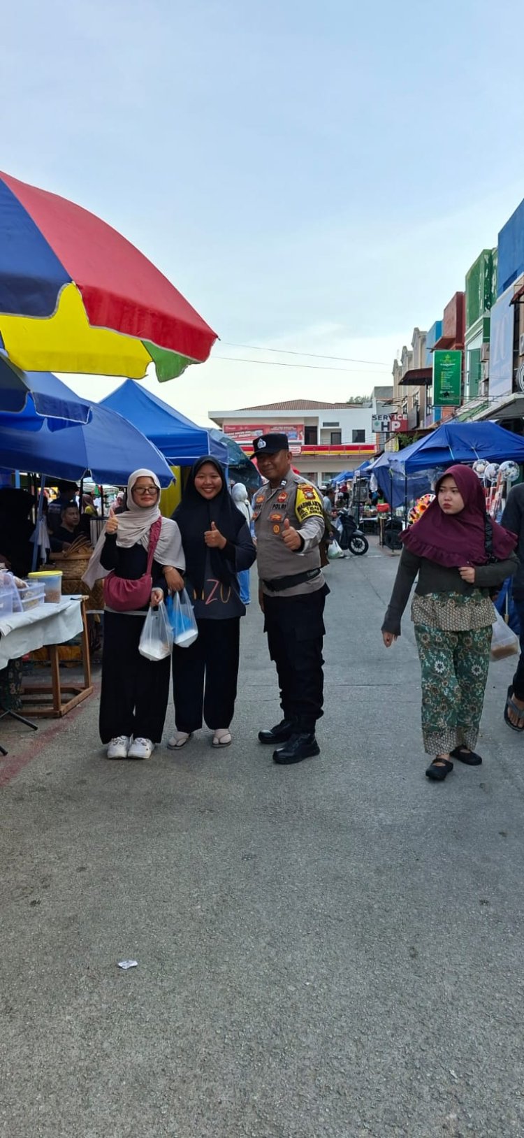 Bhabinkamtibmas Polsek Sekupang Pantau Pasar Tumpah Ramadan di Tiban Baru untuk Ciptakan Situasi Aman dan Kondusif