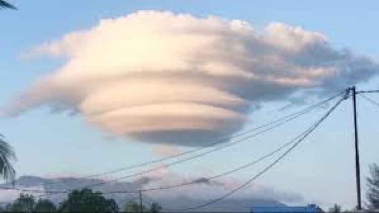 Heboh! Penampakan Awan Berbentuk Gasing di Langit Gunung Merapi