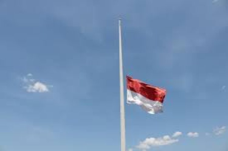 Penghormatan Nasional: Bendera Setengah Tiang Berkibar untuk Try Sutrisno