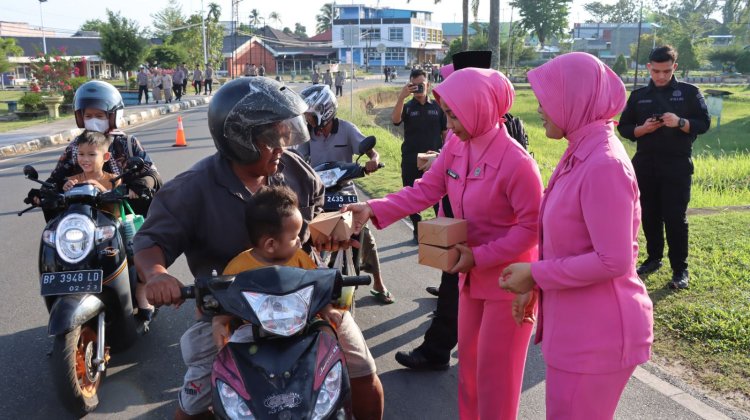 Ribuan Takjil Dibagikan Polres Lingga dan Polsek Jajaran, Semarak Ramadhan Penuh Berkah