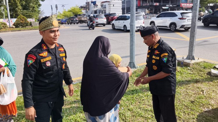 Aksi Sosial Ramadan, LLMB Batam Bagikan Takjil dan Kampanyekan Anti Tawuran serta Balap Liar