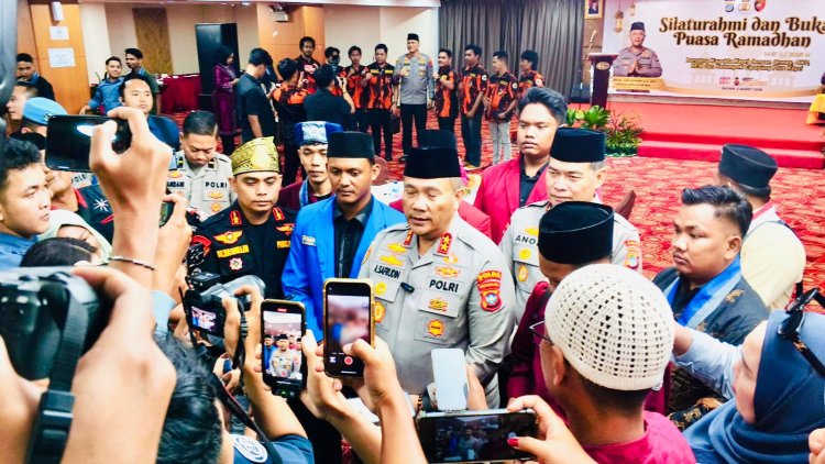 Panglima Tengah Dt. Hasbullah Dampingi Kapolda Saat Dialog dengan Awak Media di Batam