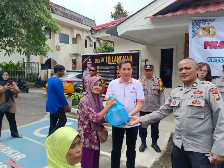 Polsek Sekupang Bersama Hopeng Grup Gelar Bakti Sosial, Bagikan 100 Paket Sembako untuk Warga