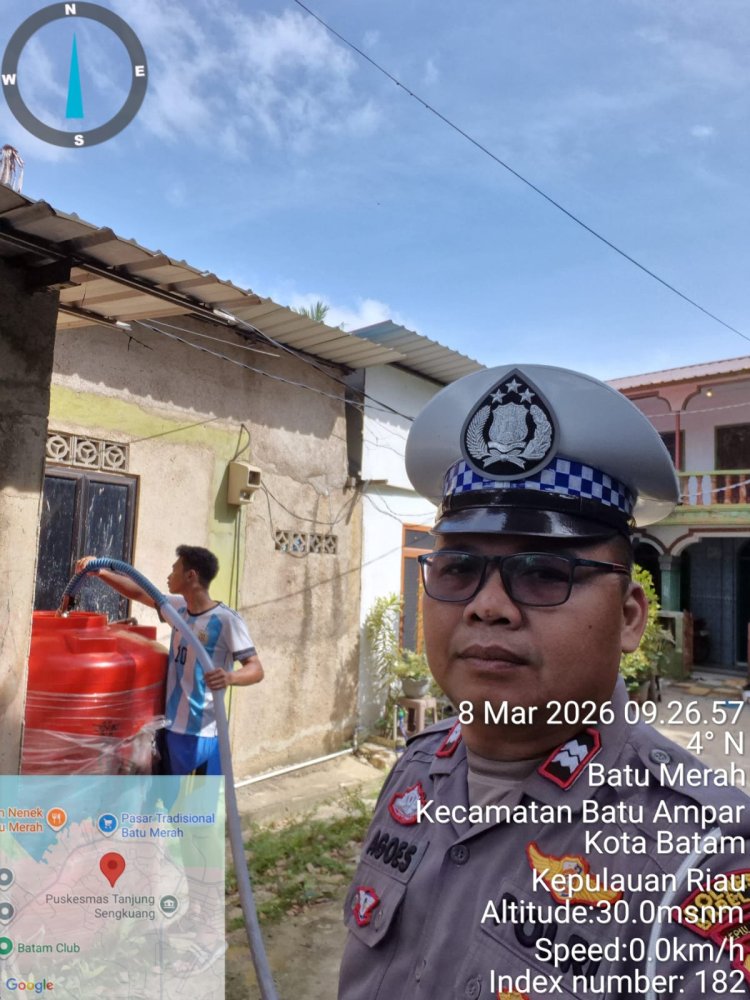 Polsek Batu Ampar Kawal Pendistribusian Air Bersih Hari ke-45 untuk Masyarakat Tanjung Sengkuang dan Batu Merah