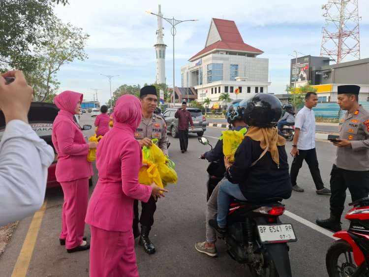 Kapolsek Batam Kota Berbagi Takjil dan Gelar Buka Puasa Bersama Anak Panti Asuhan di Bulan Ramadan