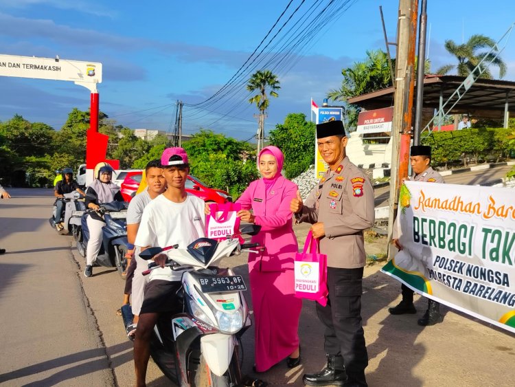 Polsek Nongsa Berbagi Takjil, Wujud Kepedulian dan Kedekatan Polri Dengan Masyarakat di Bulan Ramadhan