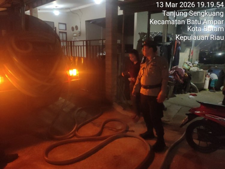 Hari Ke-50 Monitoring Distribusi Air Bersih, Polsek Batu Ampar Pastikan Penyaluran untuk Warga Tanjung Sengkuang dan Batu Merah Berjalan Lancar