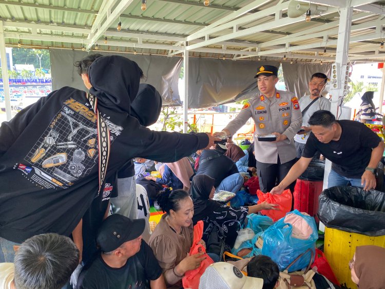 Jelang Berbuka Puasa, Polisi dan IJTI Kepri Berbagi 500 Nasi Kotak kepada Pemudik Batam