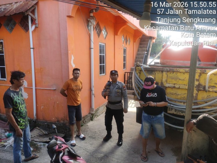 Monitoring Distribusi Air Bersih Hari Ke-53, Polsek Batu Ampar Pastikan Kebutuhan Warga Terpenuhi