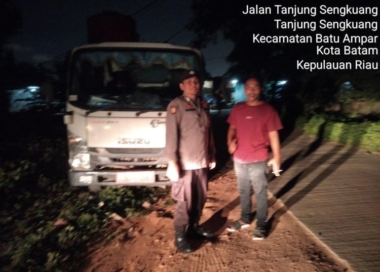 Monitoring Hari ke-55, Polsek Batu Ampar Kawal Pendistribusian Air Bersih di Tanjung Sengkuang dan Batu Merah