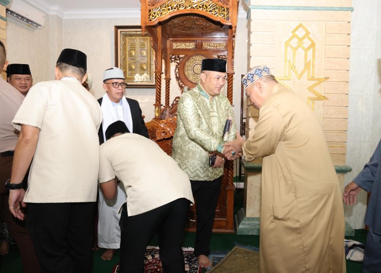 KAPOLDA KEPRI PIMPIN SHOLAT IDUL FITRI DAN GELAR HALAL BIHALAL, PERKUAT SILATURAHMI DAN KEPEDULIAN SOSIAL