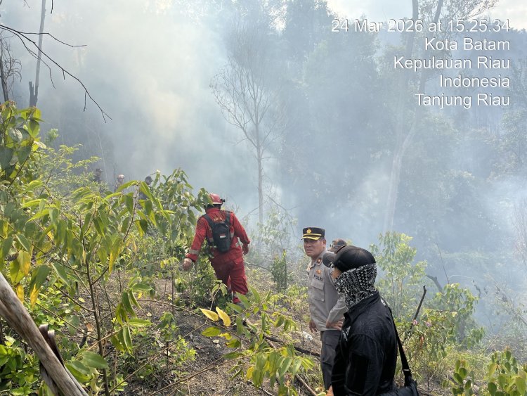 Kebakaran di TPS Tanjung Riau Sekupang, Petugas Gabungan Lakukan Pemadaman Berjam-jam