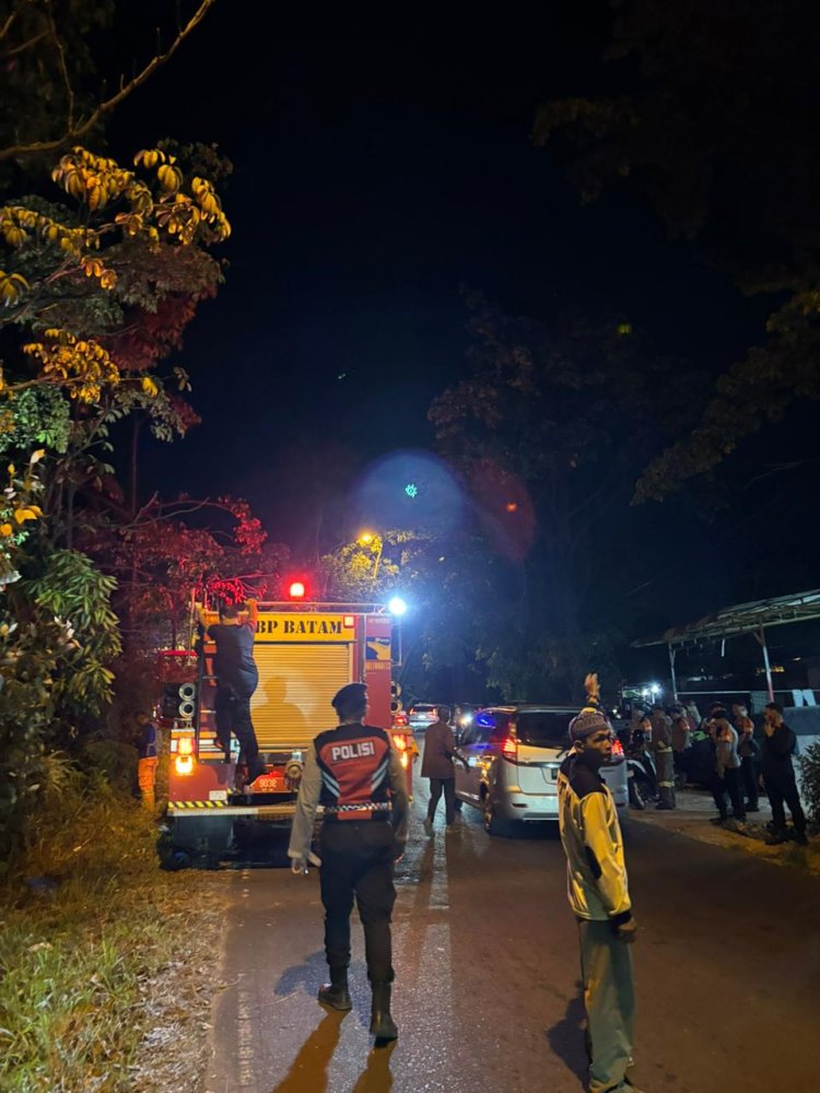 POLDA KEPRI BERHASIL PADAMKAN KEBAKARAN HUTAN DI TANJUNG RIAU, KOTA BATAM