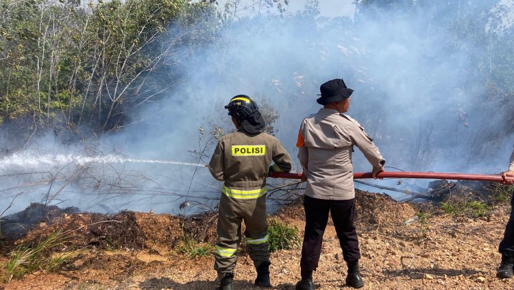 RESPON CEPAT SAT BRIMOB POLDA KEPRI BERSAMA POLRESTA BARELANG TANGANI KEBAKARAN HUTAN DI KAWASAN PANTAI NIRWANA, BATAM
