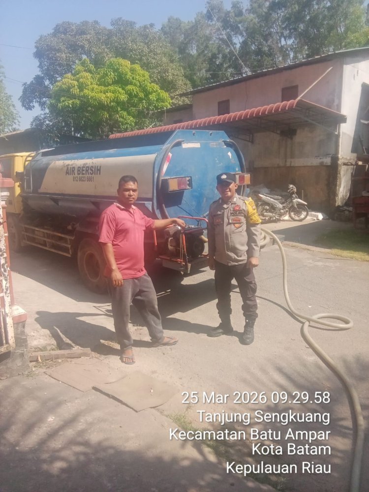 Monitoring Pendistribusian Air Bersih Hari Ke-62, Polsek Batu Ampar Pastikan Kebutuhan Warga Terpenuhi