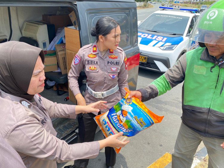 Polwan Polresta Barelang Tebar Kepedulian, Bagikan Sembako kepada Ojek Online di Batam Kota