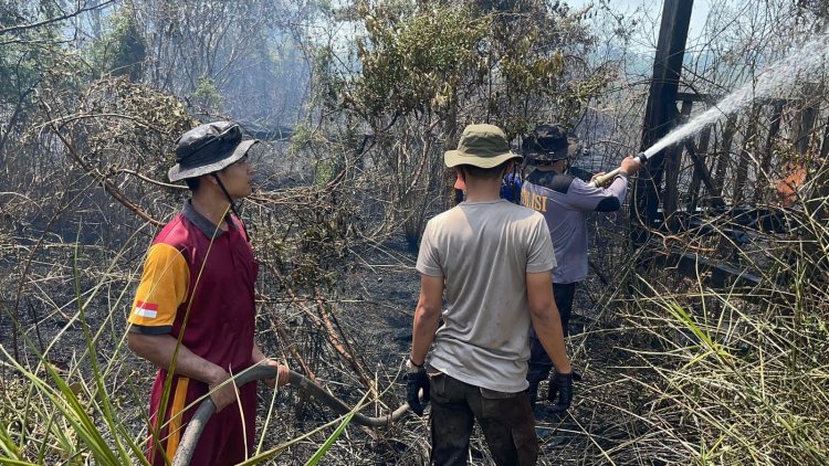 Sigap! Polsek Daik Lingga Bersama Tim Gabungan Padamkan Kebakaran Lahan di Panggak Darat