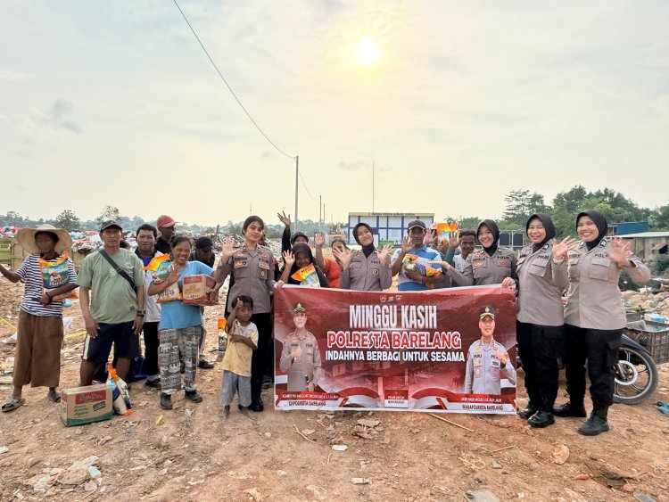 Sentuhan Kepedulian Polwan Polresta Barelang Hadir di Tengah Warga TPS Jodoh